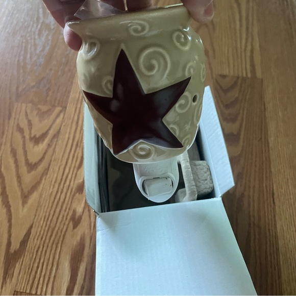 NIB Scentsy Plug-in Warmer | Never used box included | Portable | Rustic Star ⭐️ - Picture 8 of 11
